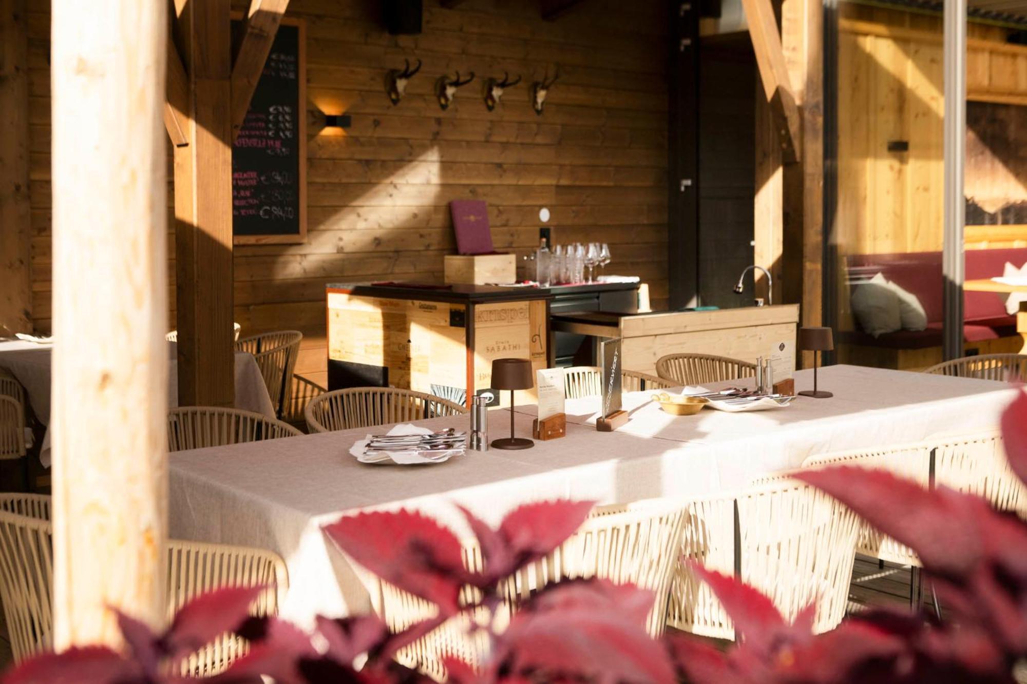 Hotel Alpenstolz Мидерс Экстерьер фото
